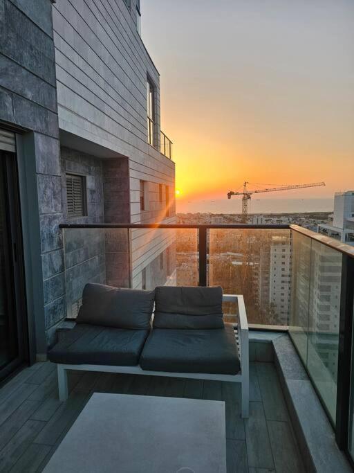 Elegant 3 Bedroom Ocean View Condo In Kiryat Yam Qiryat Yam Exterior photo